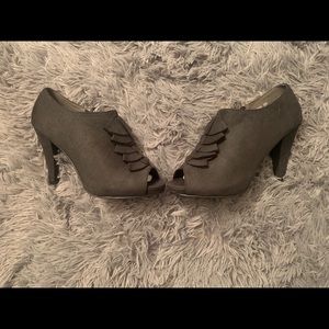 ✨✨BLACK LB RUFFLED HEELED BOOTIES✨✨